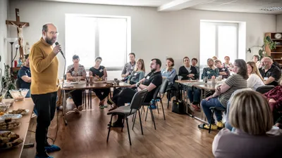 Seznámení s křesťanstvím. Se začátkem školního roku nabízí řada farností kurz Alfa